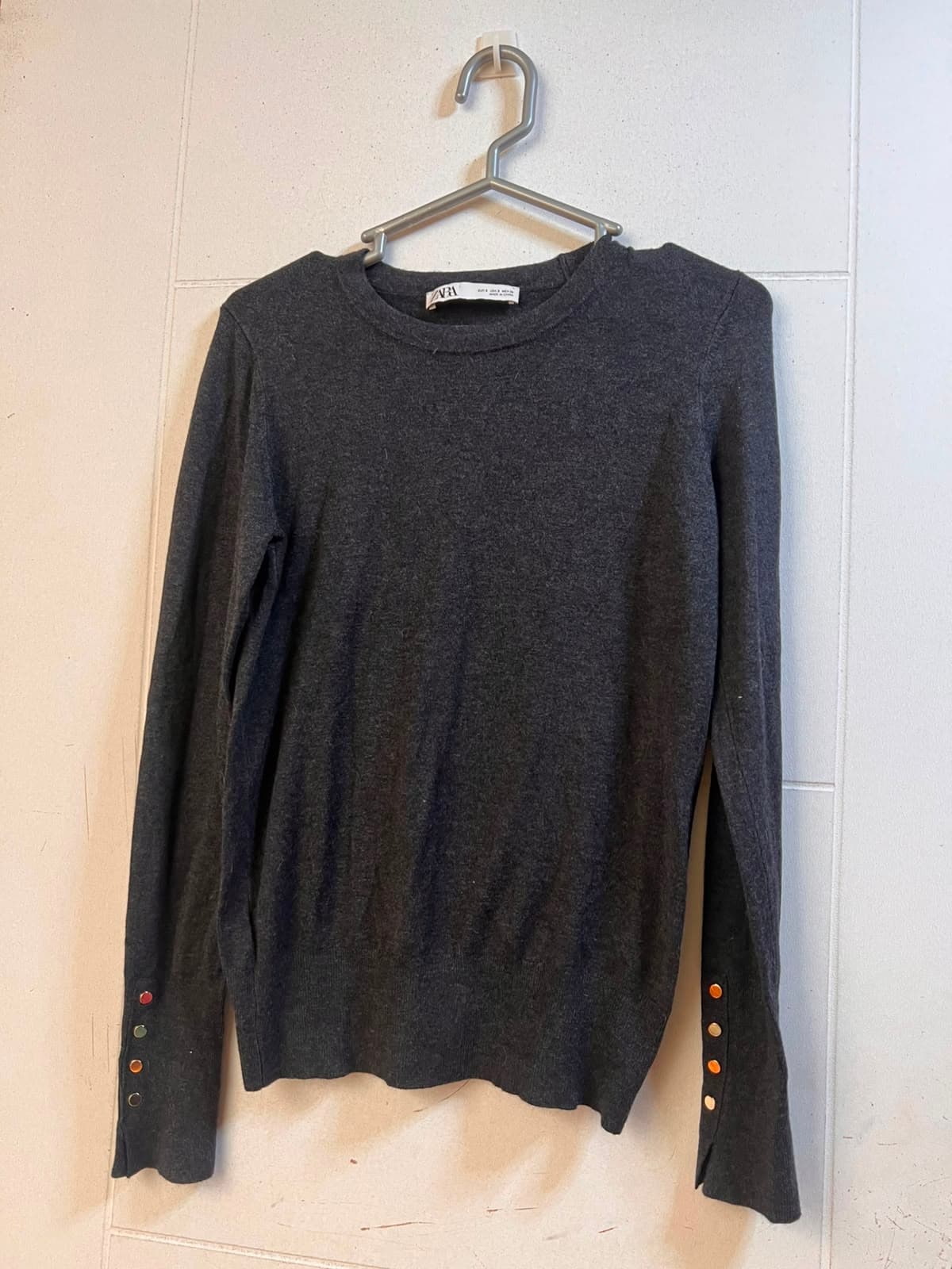 Chompa / Suéter de Punto Fino ZARA Gris con Botones en Mangas