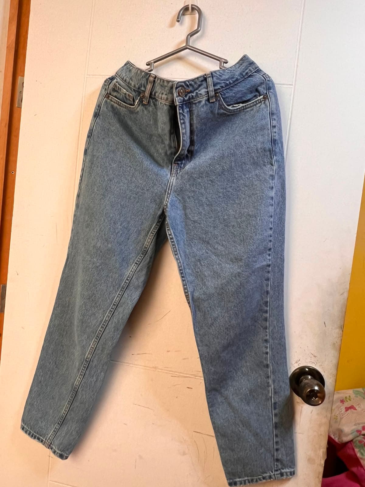 Pantalón jean de corte Mom Fit / recto en un tono azul celeste
