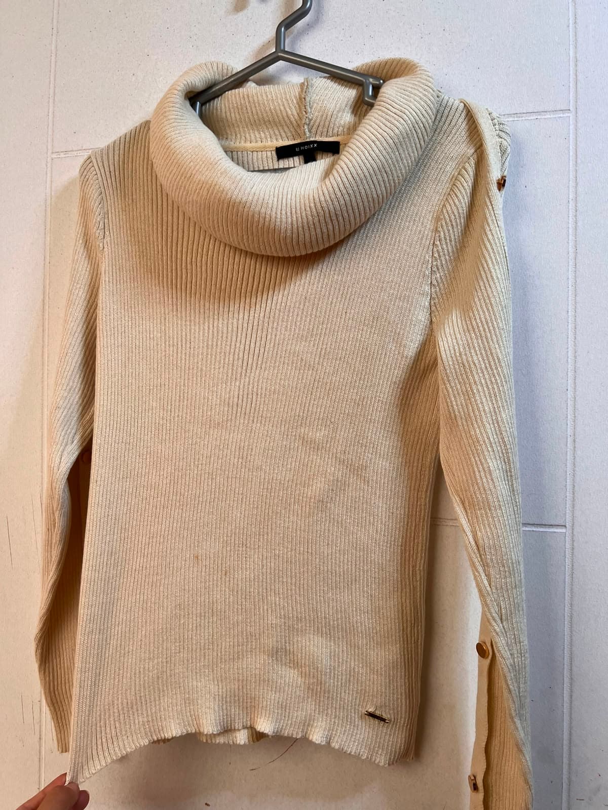 Chompa Tejida Cuello Tortuga / Caído Crema con Botones en Mangas