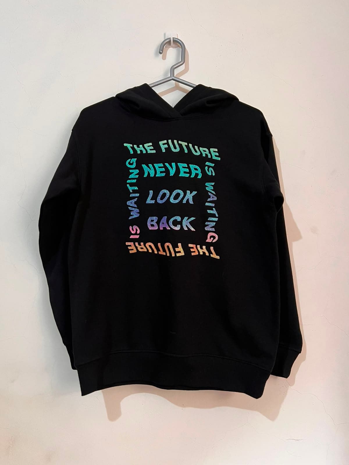 Sudadera / Hoodie Negra con Texto Tipográfico